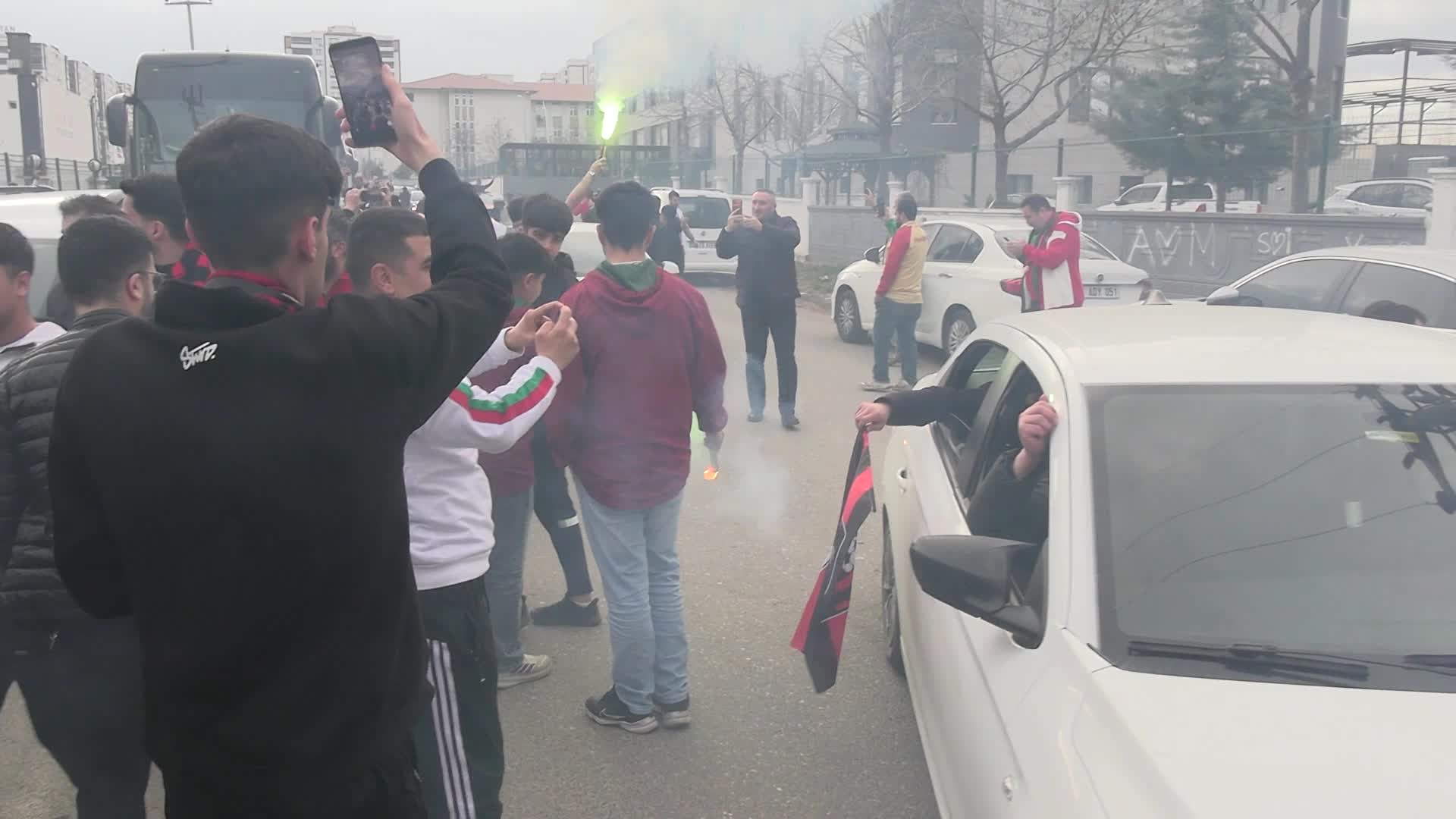 Diyarbakır’da "bölge derbisi" öncesi Vanspor taraftarlarına coşkulu karşılama.. Eş Başkan Bucak: Tekçi ve ırkçı anlayışa karşı tek olduk