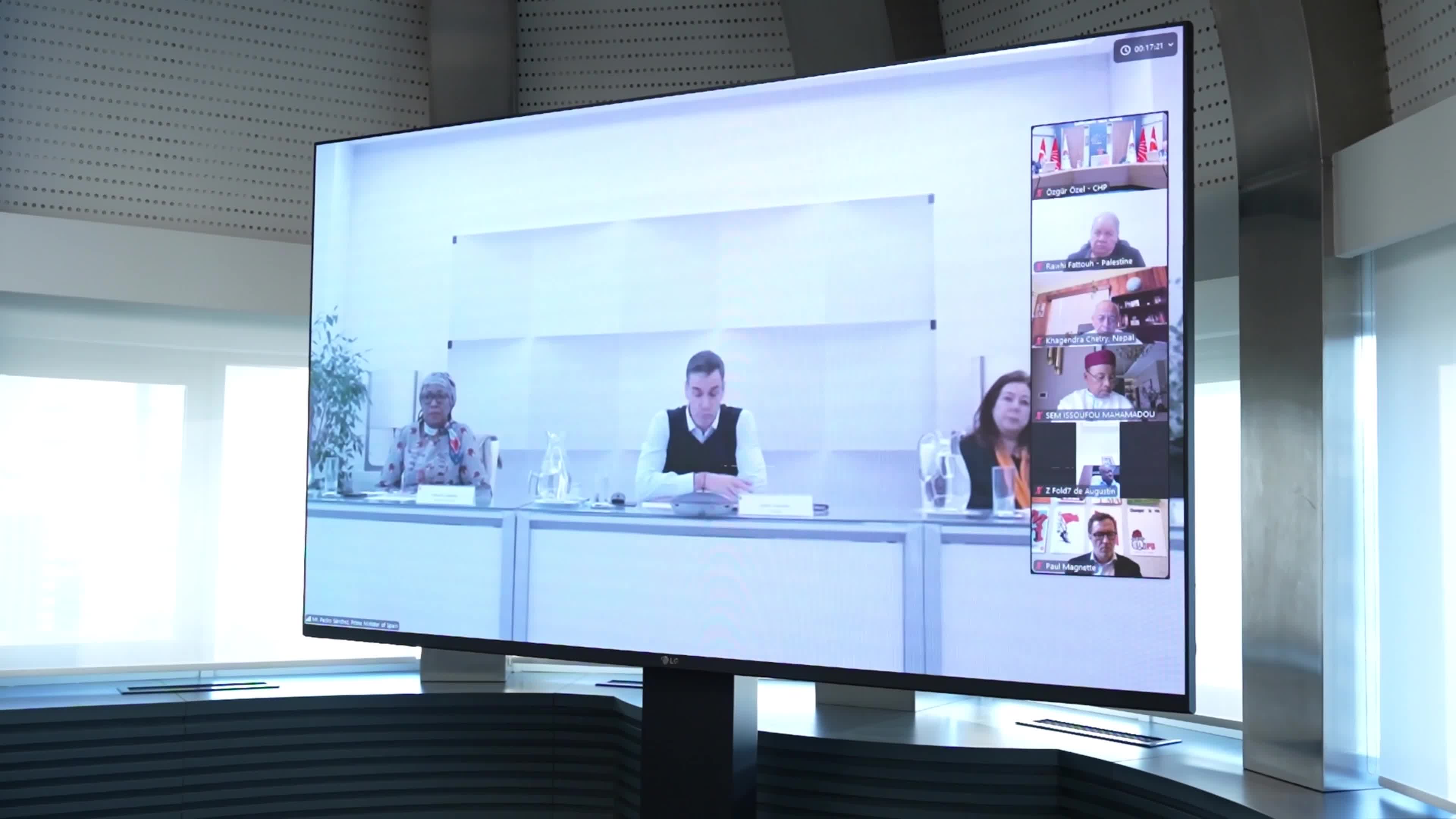 Özgür Özel, Sosyalist Enternasyonal Prezidyum Toplantısı'na katıldı: "Bu baskı rejimi altında iktidara doğru yürümeye çalışıyoruz"